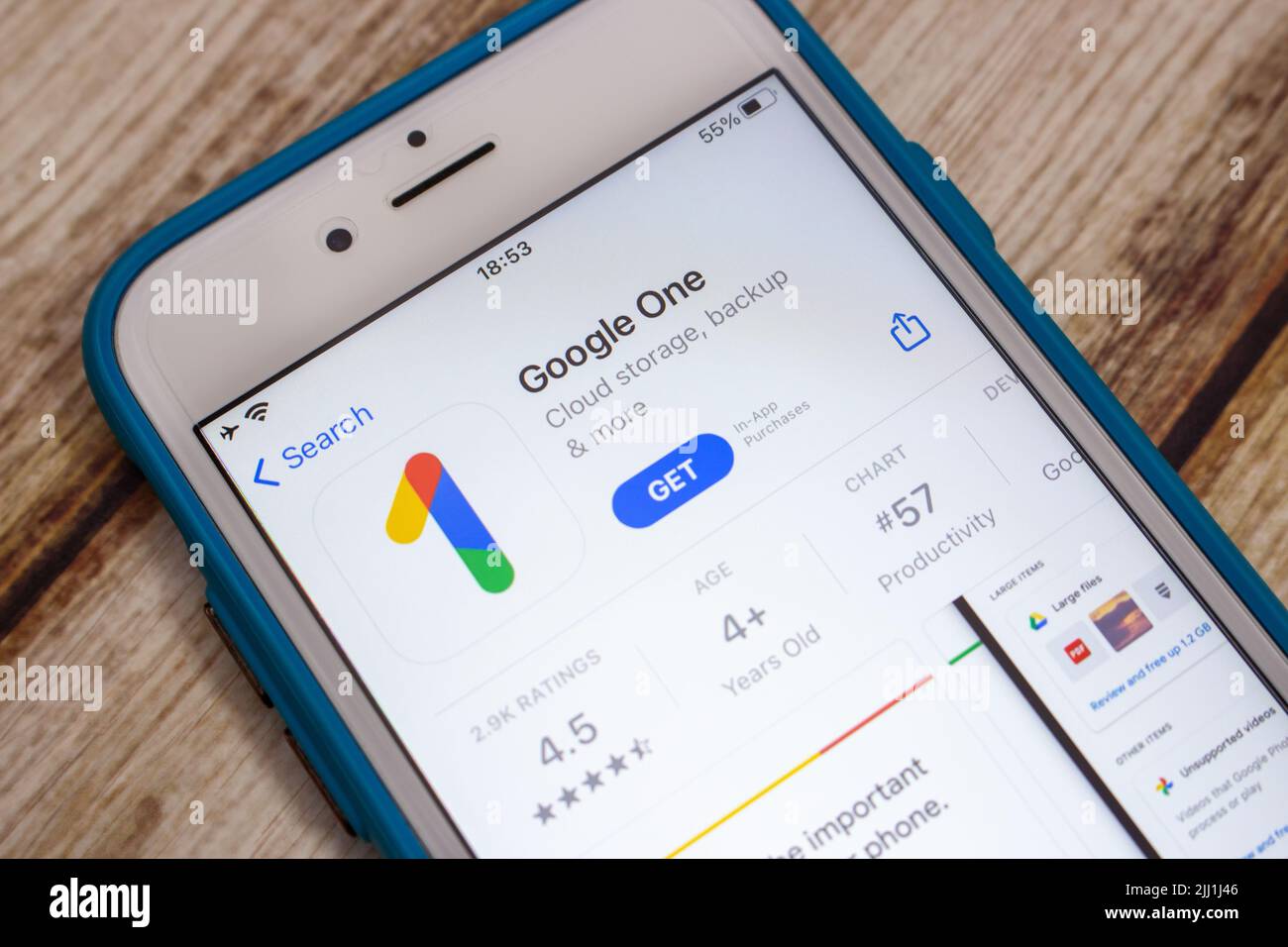 Kumamoto, GIAPPONE - Giu 9 2022 : Logo di Google One, un servizio di abbonamento che offre spazio di archiviazione e servizio cloud ampliato, in App Store su iPhone Foto Stock