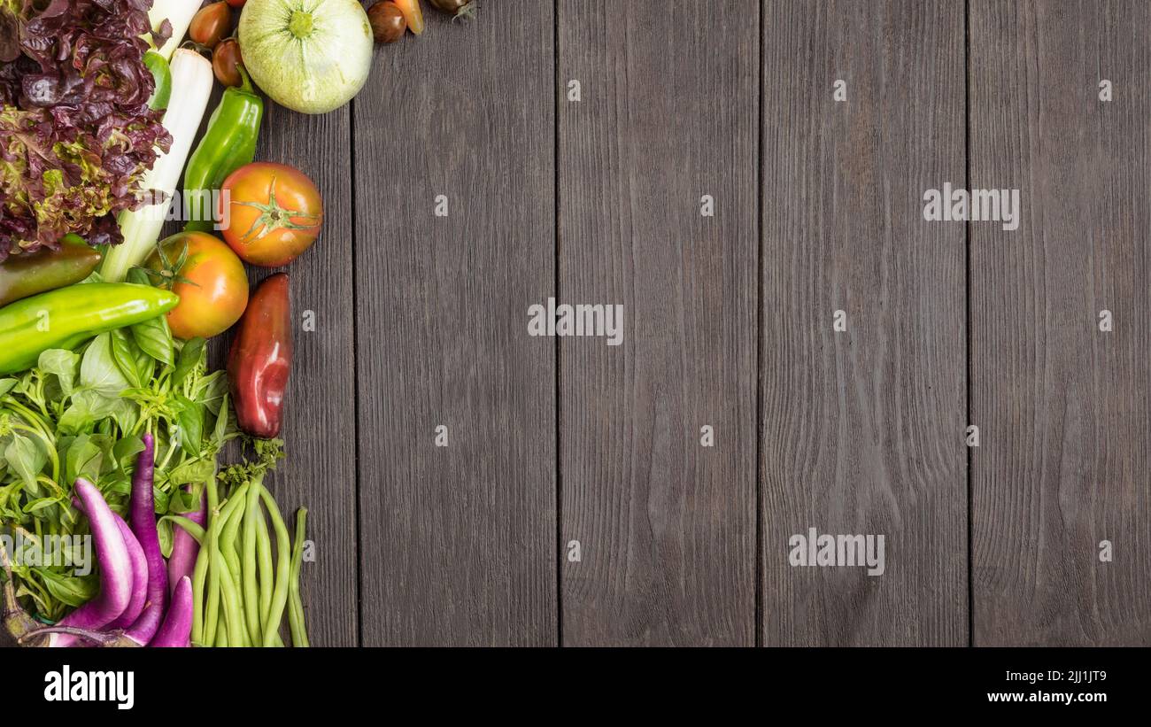 Verdure diverse su sfondo di legno. Concetto di cibo sano. Vista dall'alto. Foto Stock