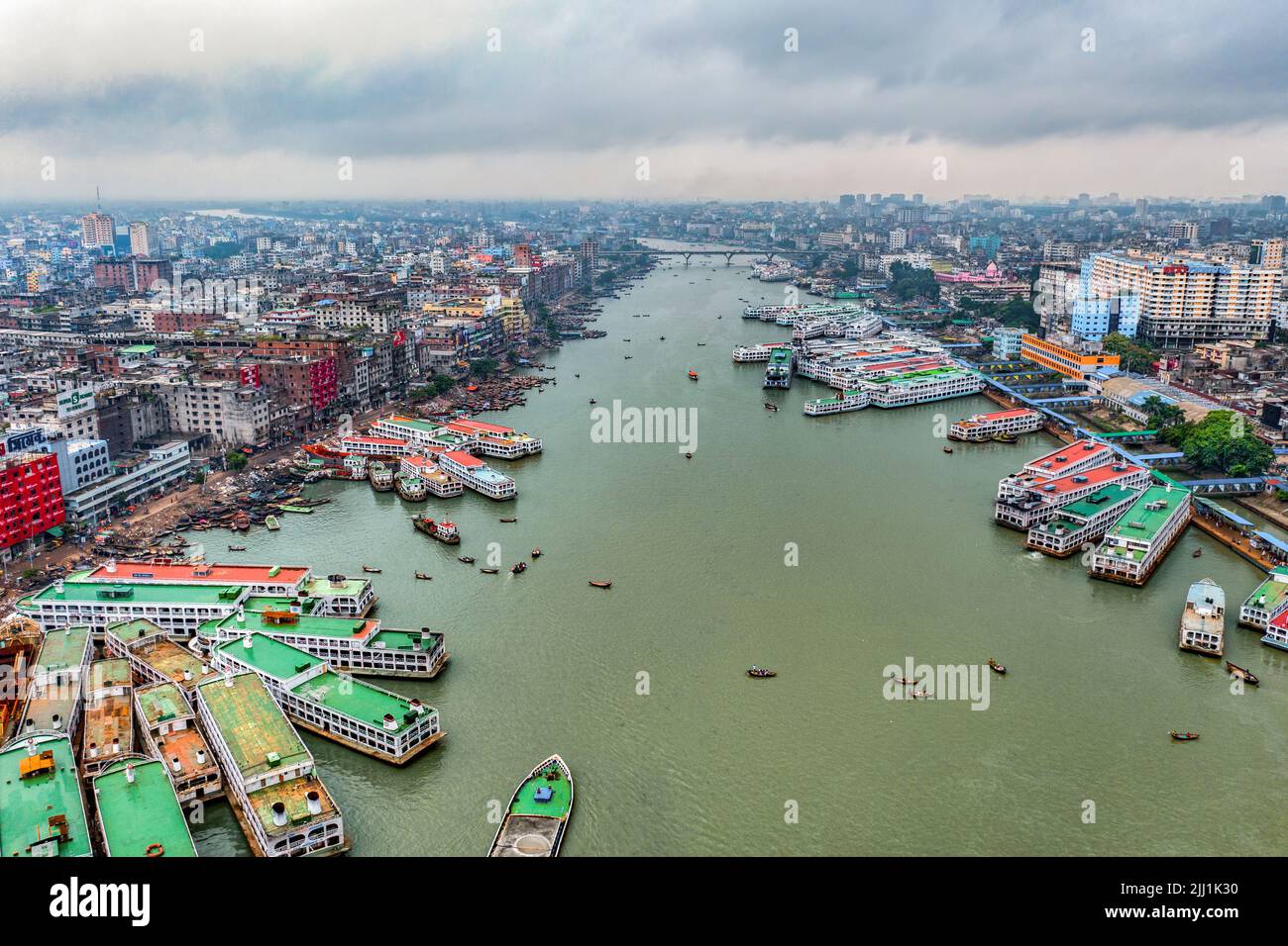 Vista aerea del cantiere navale di Sadarghat Dhaka con navi portacontainer, chiatte, barche, navi sul fiume Buriganga, trasporto merci in cantiere Foto Stock