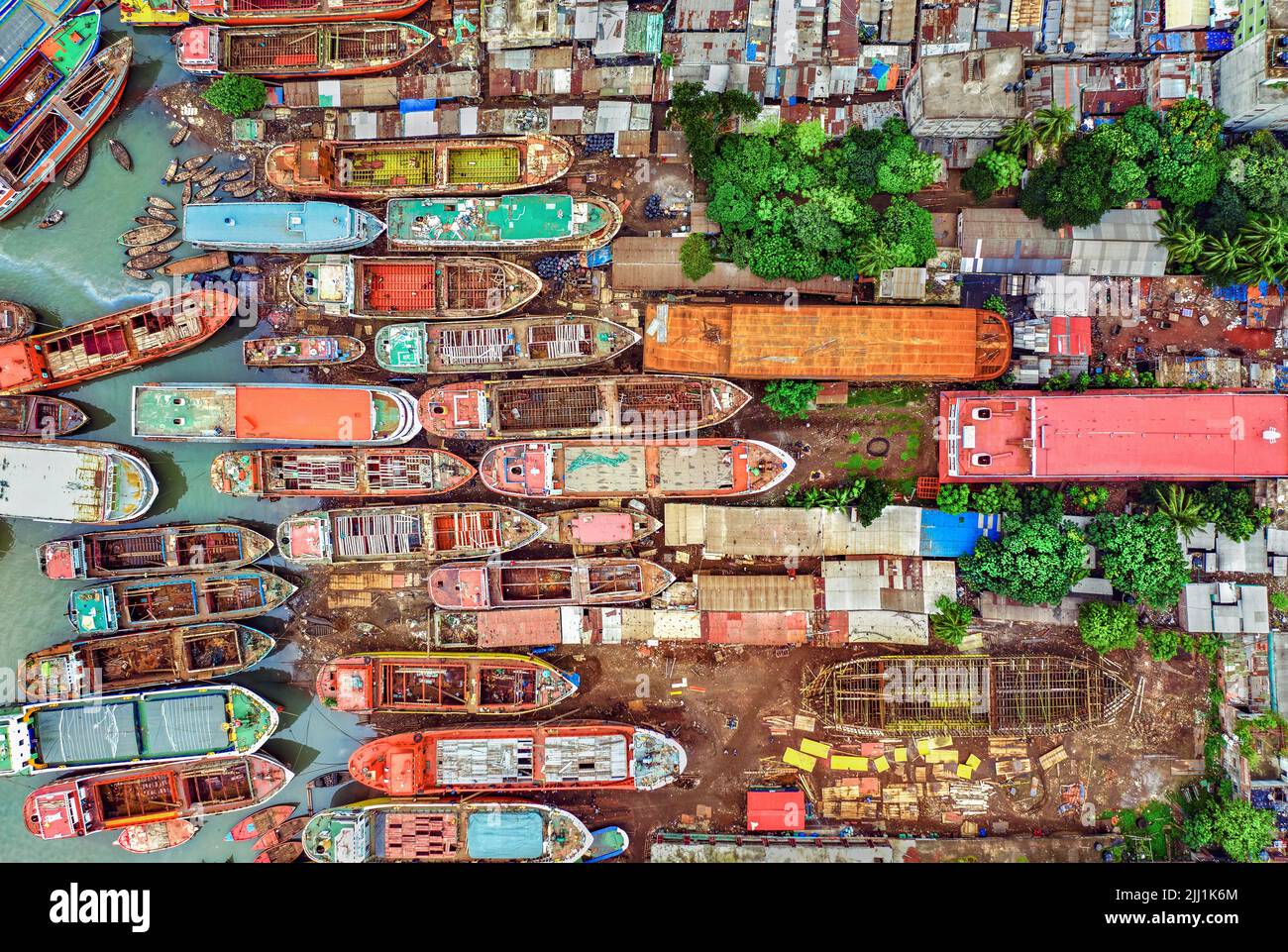 Vista aerea del cantiere navale di Sadarghat Dhaka con navi portacontainer, chiatte, barche, navi sul fiume Buriganga, trasporto merci in cantiere Foto Stock
