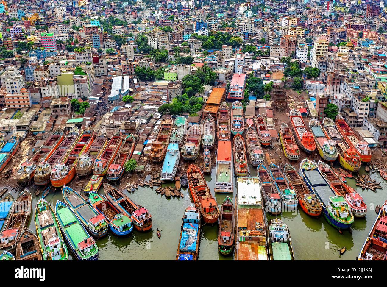 Vista aerea del cantiere navale di Sadarghat Dhaka con navi portacontainer, chiatte, barche, navi sul fiume Buriganga, trasporto merci in cantiere Foto Stock