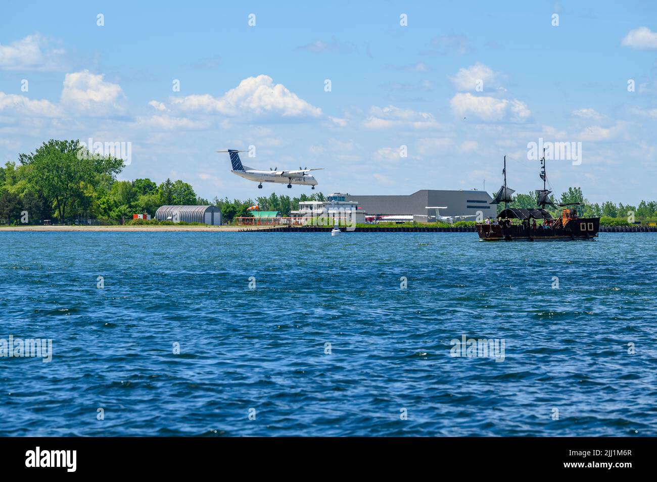 Porter Airlines Bombardier Dash 8-Q400 avvicinamento Billy Bishop Toronto City Airport per l'atterraggio, Ontario, Canada. Foto Stock