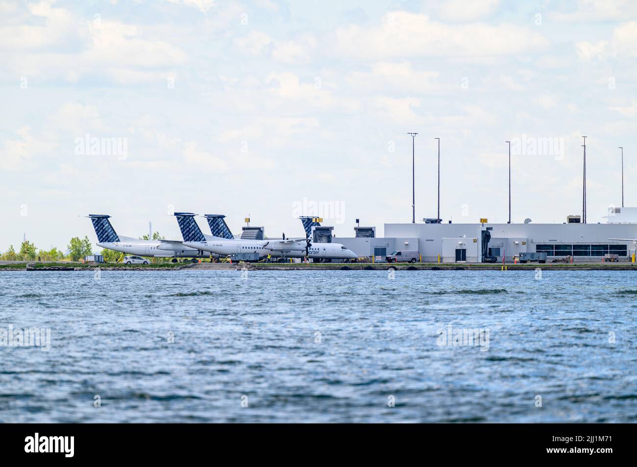 Alcune delle flotte di Porter Airlines Bombardier Dash 8-Q400 parcheggiate all'aeroporto Billy Bishop Toronto City, Ontario, Canada. Foto Stock