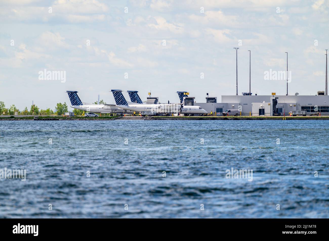 Alcune delle flotte di Porter Airlines Bombardier Dash 8-Q400 parcheggiate all'aeroporto Billy Bishop Toronto City, Ontario, Canada. Foto Stock