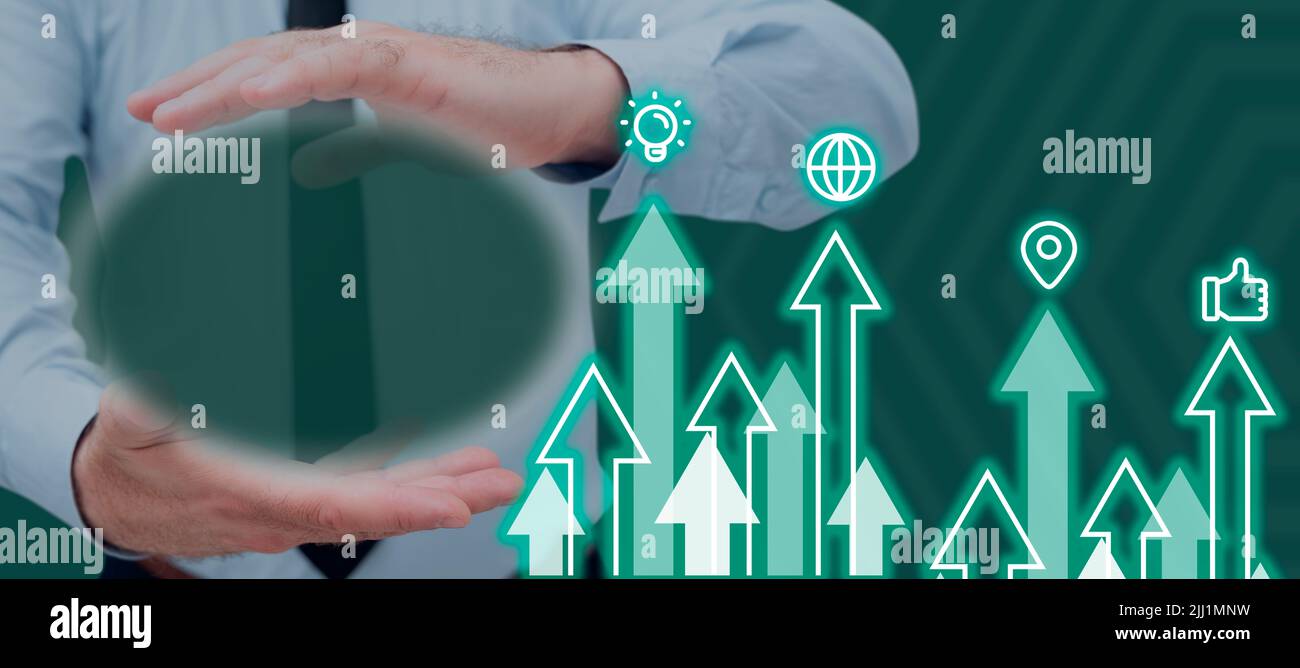 Uomo d'affari con forma ovale generata digitalmente nelle mani dalle frecce grafiche che si muovono in su con S. uomo multiplo che mostra spazio di copia per il commercio Foto Stock