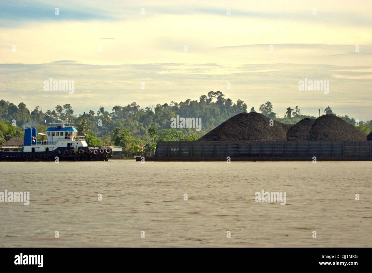 Chiatta di carbone sul fiume Segah in Tanjung Redeb, Berau, Kalimantan orientale, Indonesia. Foto Stock