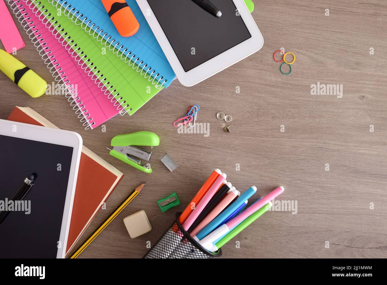Forniture scolastiche e dispositivi elettronici per l'insegnamento e l'apprendimento su scrivania in legno. Vista dall'alto Foto Stock