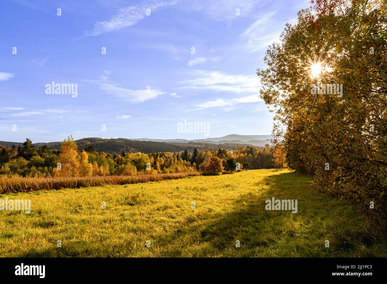 Paesaggio autunnale con sole splendente Foto Stock