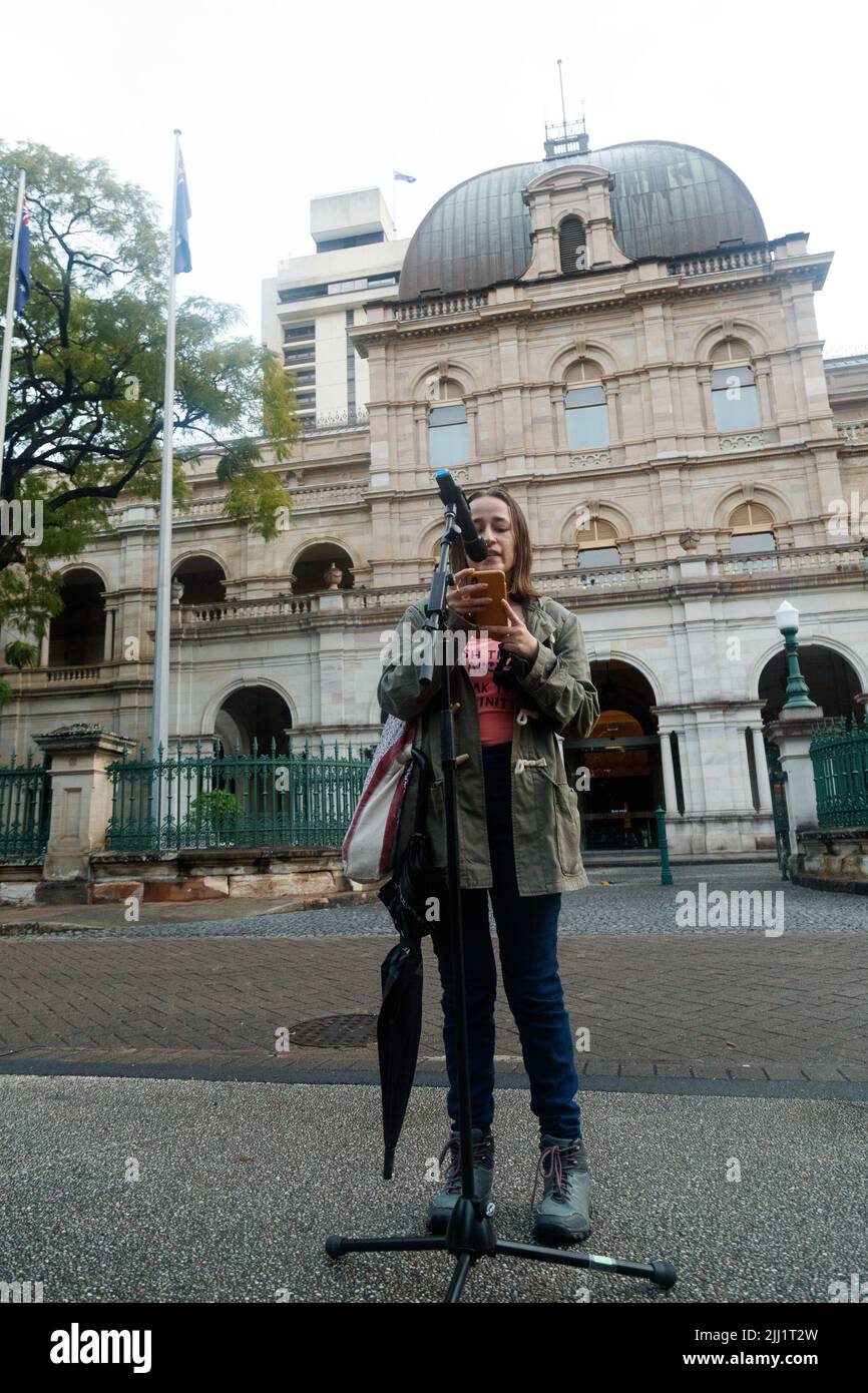 Blockade Australia il protester ambientale Sasha parla alla folla durante un raduno fuori dal Queensland Parliament a Brisbane il 22 luglio 2022. I membri del collettivo solidarietà e resistenza e il pubblico si sono radunati al di fuori della Camera del Parlamento del Queensland e in seguito hanno marciato alla Corte Suprema per protestare contro le nuove leggi anti-protesta sia all'interno dello stato del Queensland che altrove. Tra le questioni discusse dagli oratori vi sono la detenzione e la multa di attivisti ambientali e l'uso di ordini di non associazione da parte della polizia del Queensland, che vengono solitamente utilizzati per frenare le riunioni delle bande motociclistiche Foto Stock