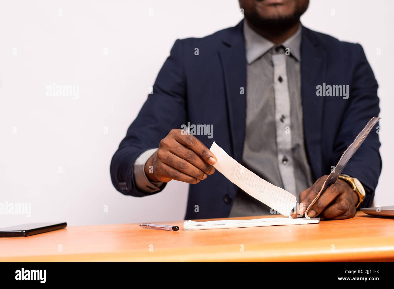 uomo d'affari africano strappando una polizza di controllo Foto Stock