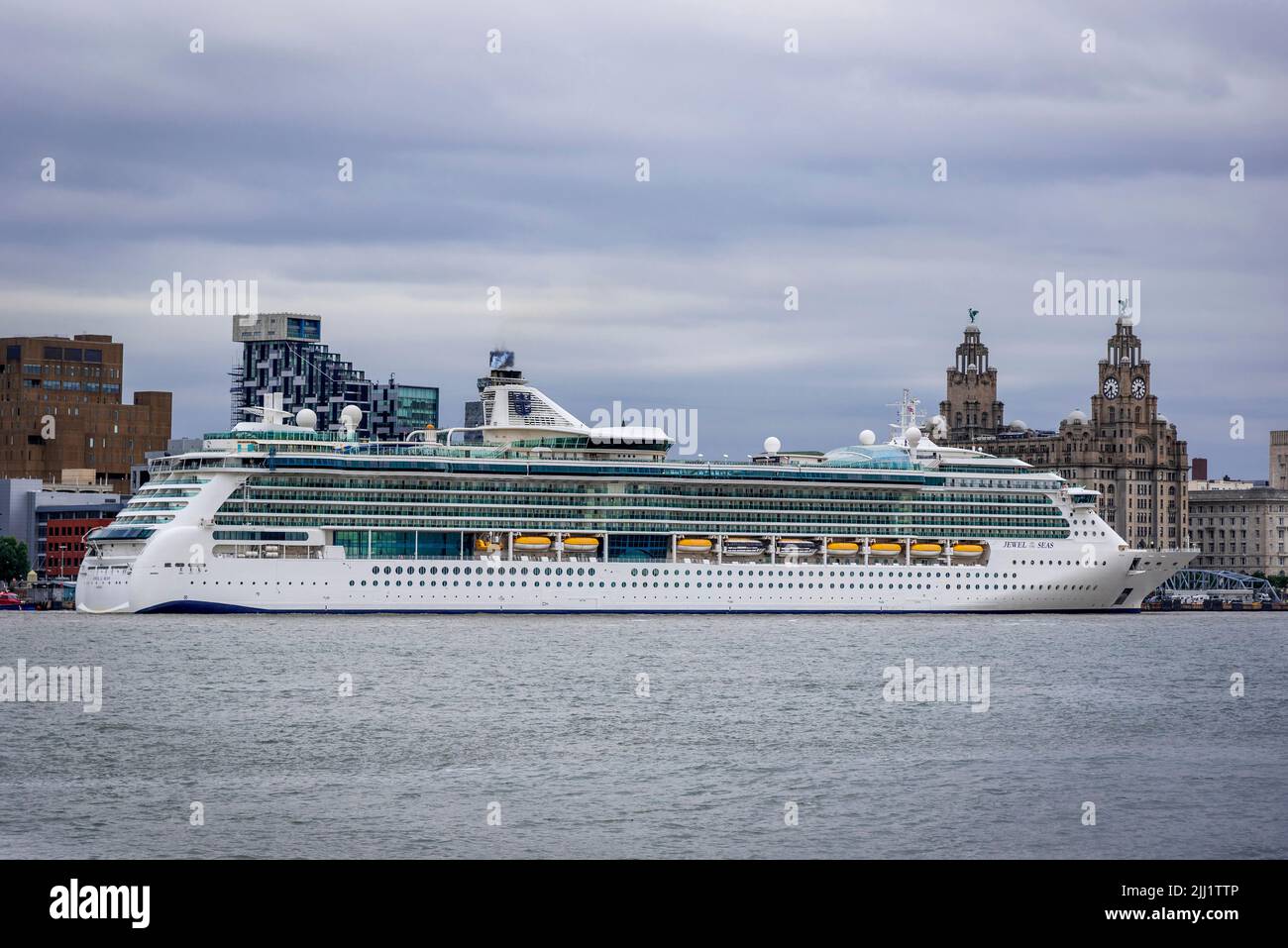 Jewel of the Seas ithe nave da crociera di classe Radiance operata da Royal Caribbean vista a Liverpool Pierhead sul fiume Mersey. Foto Stock