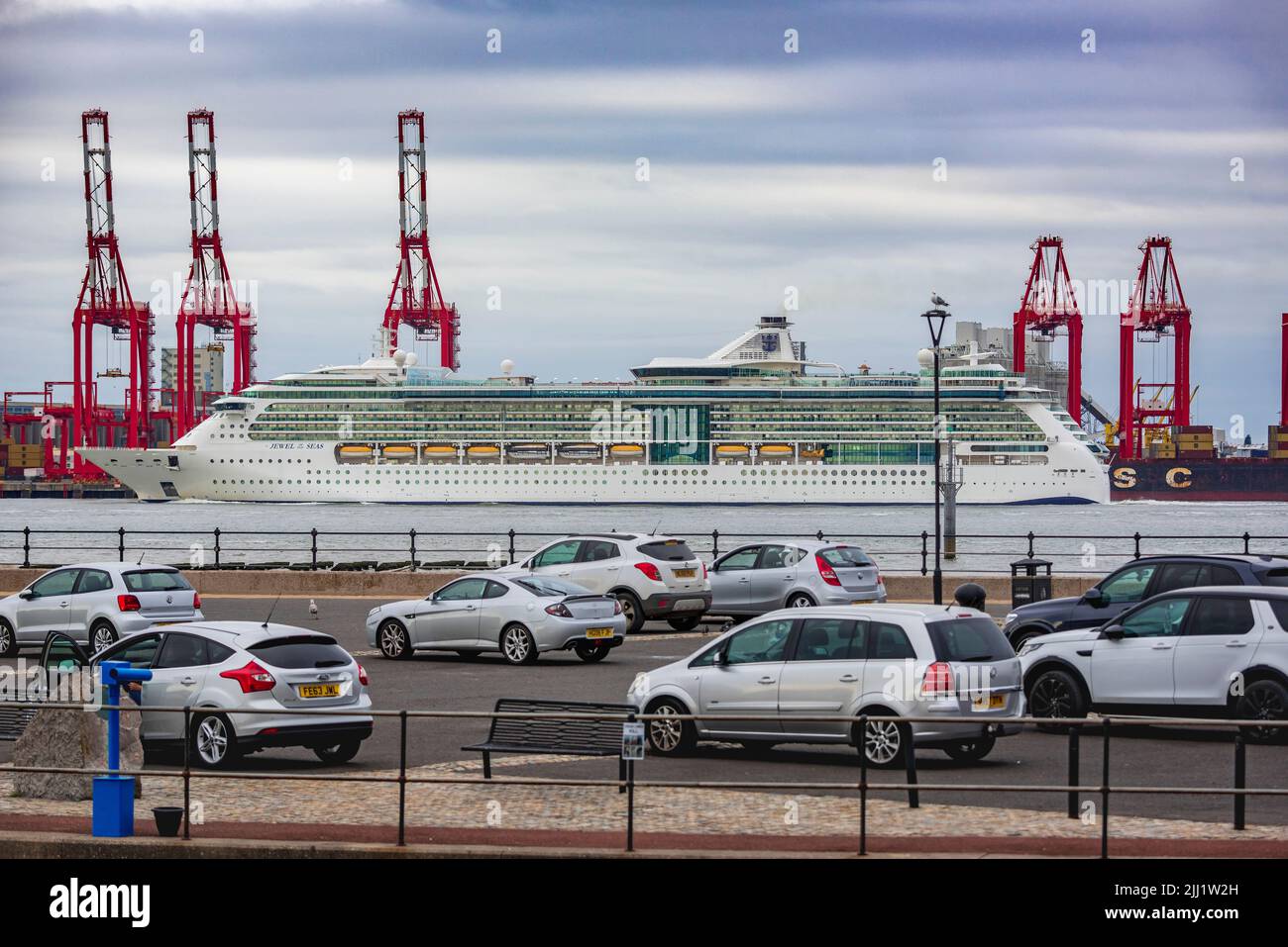 Jewel of the Seas la nave da crociera di classe Radiance operata dai Caraibi reali visto passare le gru giganti del terminal container Seaforth. Foto Stock