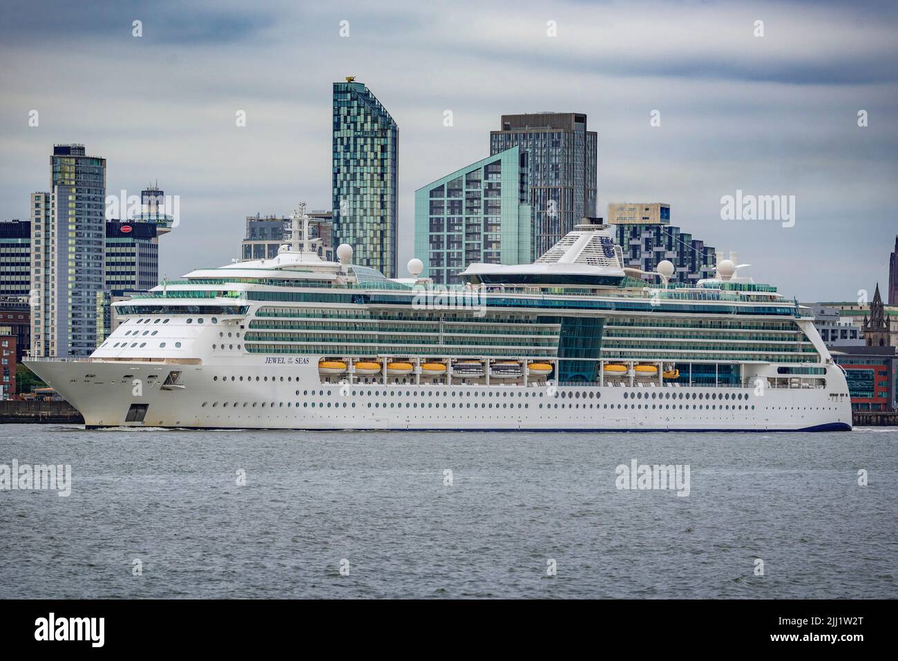 Jewel of the Seas ithe nave da crociera di classe Radiance operata da Royal Caribbean vista a Liverpool Pierhead sul fiume Mersey. Foto Stock