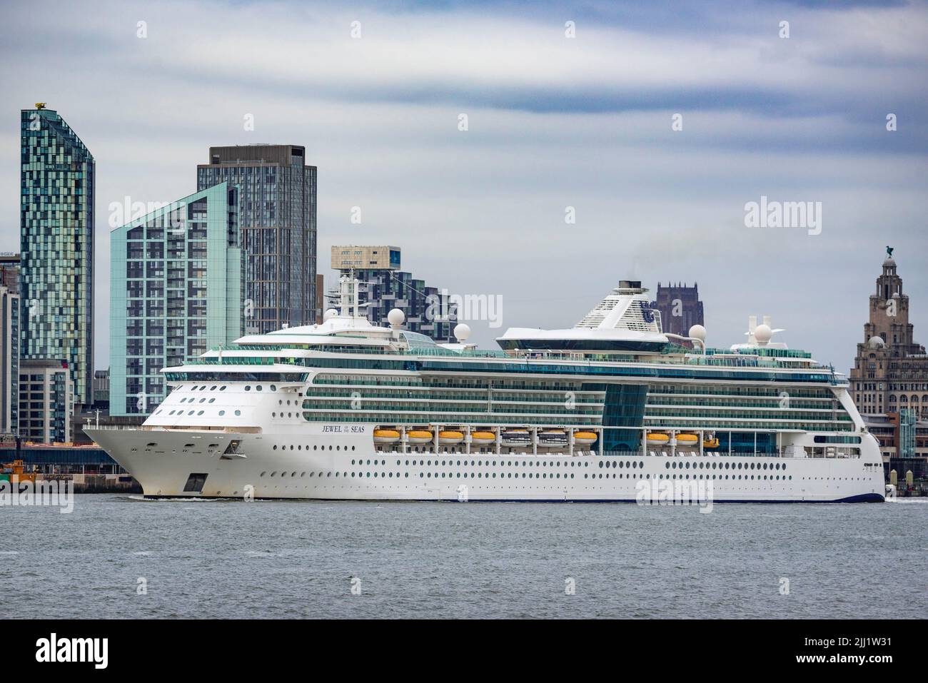 Jewel of the Seas ithe nave da crociera di classe Radiance operata da Royal Caribbean vista a Liverpool Pierhead sul fiume Mersey. Foto Stock