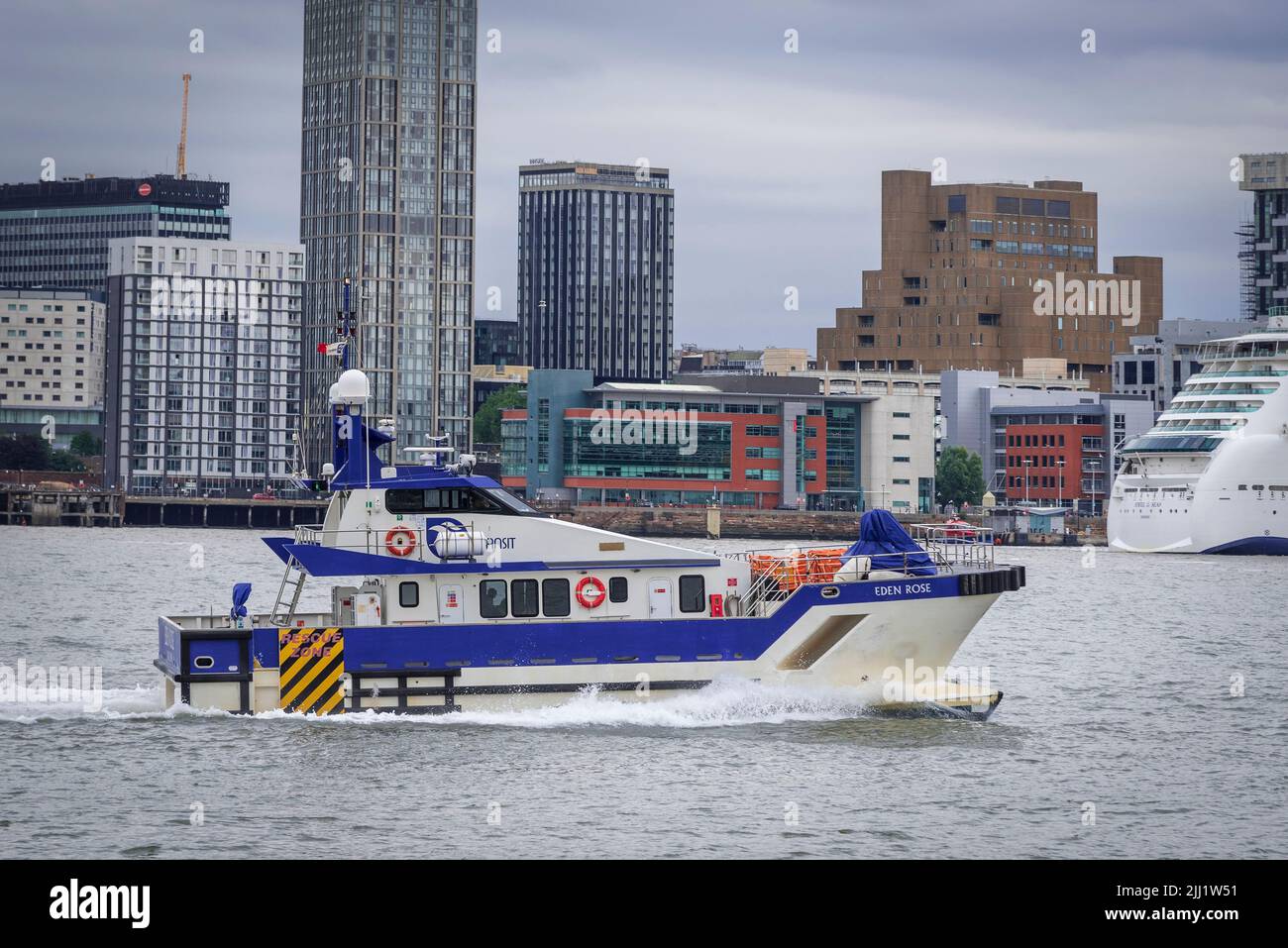 La nave passeggeri Eden Rose nel fiume Mersey. L'Eden Rose è un'imbarcazione per il trasferimento dell'equipaggio che opera nel parco a vento offshore nella baia di Mersey. Foto Stock