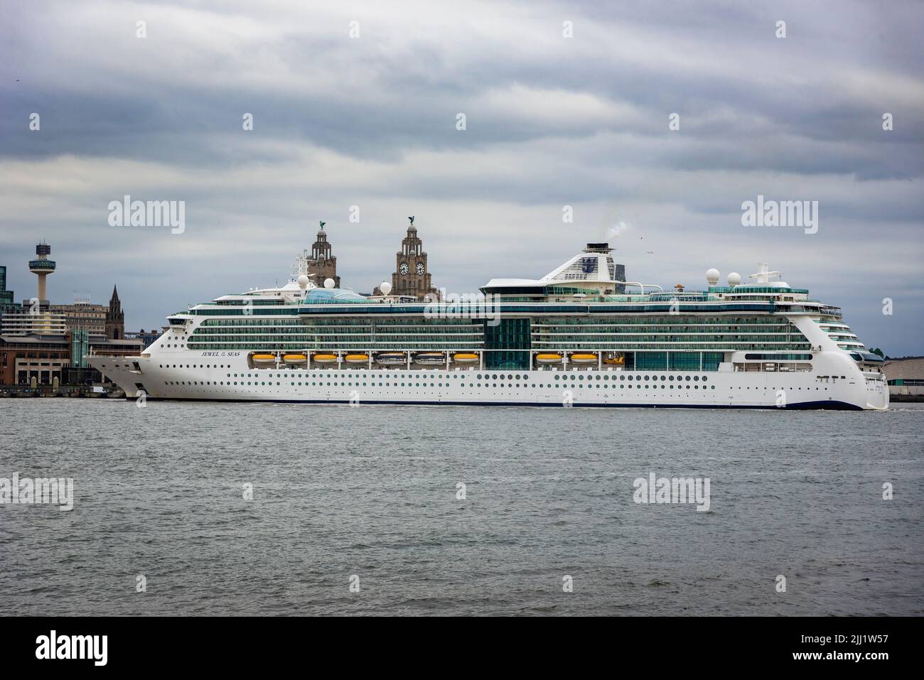 Jewel of the Seas ithe nave da crociera di classe Radiance operata da Royal Caribbean vista a Liverpool Pierhead sul fiume Mersey. Foto Stock