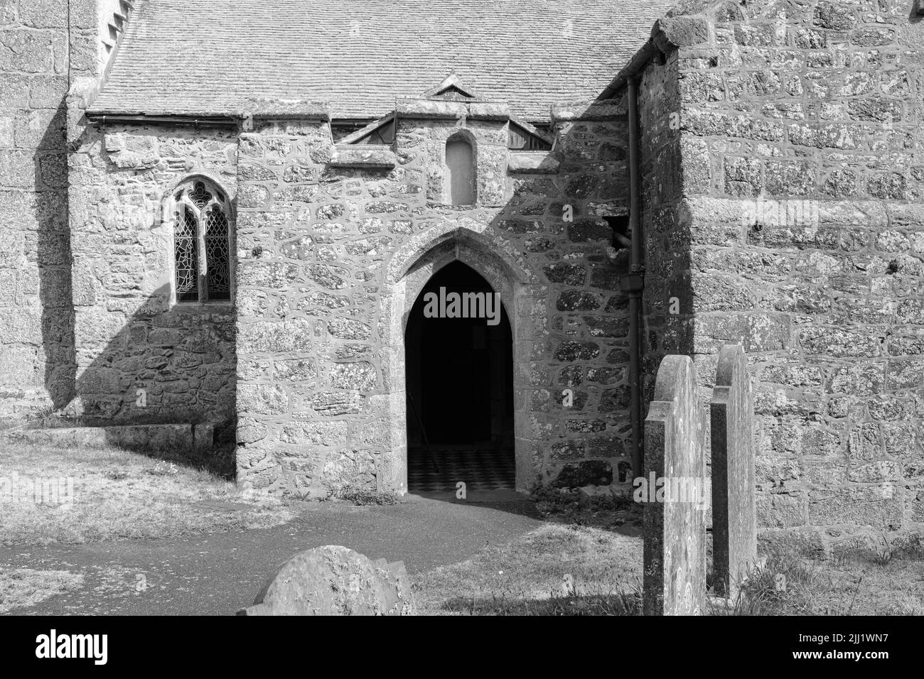 Esterno della chiesa di St Wynwallow (St Winwalaus). La chiesa, la più meridionale dell'Inghilterra, risale al 12th secolo ed è classificata come Grade 1. Foto Stock