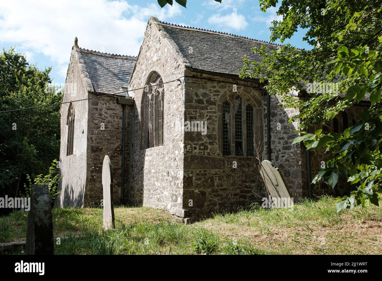 Esterno della chiesa di St Wynwallow (St Winwalaus). La chiesa, la più meridionale dell'Inghilterra, risale al 12th secolo ed è classificata come Grade 1. Foto Stock