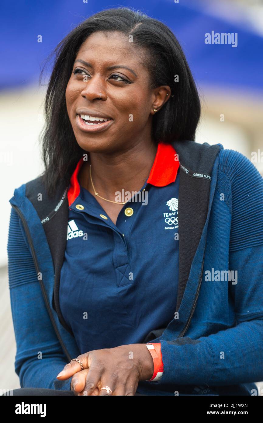 Londra, Regno Unito. 22 luglio 2022. Olympian Christine Ohuruogu al 10th anniversario evento che segna esattamente 10 anni dalla cerimonia di apertura delle Olimpiadi del 2012. Atleti, politici, artisti, creatori di giochi e rappresentanti di tutto il mondo sportivo e benefico si riuniscono fuori dallo stadio di Londra per guardare indietro al 2012 e in vista della continua eredità dei Giochi. Credit: Stephen Chung / Alamy Live News Foto Stock