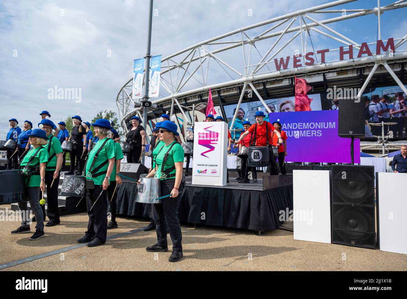 Londra, Regno Unito. 22 luglio 2022. I batteristi di Pandemonium si esibiscono in occasione dell'evento del 10th° anniversario che segna esattamente 10 anni dalla cerimonia di apertura delle Olimpiadi del 2012. Atleti, politici, artisti, creatori di giochi e rappresentanti di tutto il mondo sportivo e benefico si riuniscono fuori dallo stadio di Londra per guardare indietro al 2012 e in vista della continua eredità dei Giochi. Credit: Stephen Chung / Alamy Live News Foto Stock