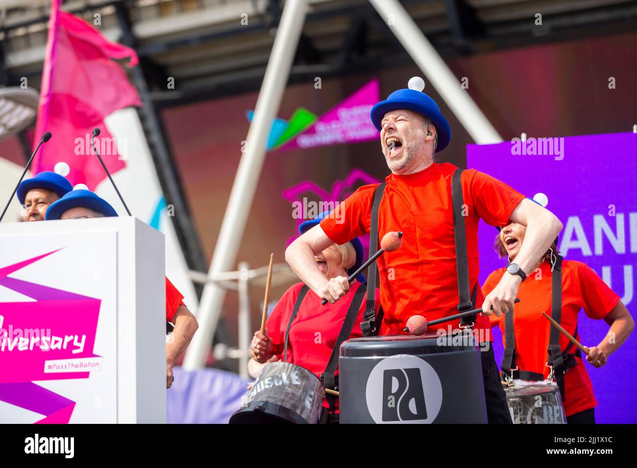 Londra, Regno Unito. 22 luglio 2022. I batteristi di Pandemonium si esibiscono in occasione dell'evento del 10th° anniversario che segna esattamente 10 anni dalla cerimonia di apertura delle Olimpiadi del 2012. Atleti, politici, artisti, creatori di giochi e rappresentanti di tutto il mondo sportivo e benefico si riuniscono fuori dallo stadio di Londra per guardare indietro al 2012 e in vista della continua eredità dei Giochi. Credit: Stephen Chung / Alamy Live News Foto Stock