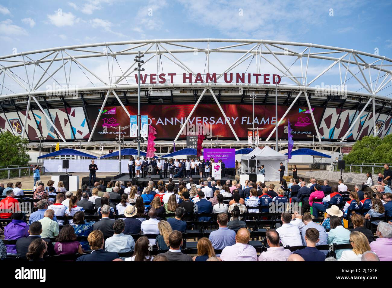 Londra, Regno Unito. 22 luglio 2022. Studente della scuola elementare di Gainsborough sul palco dell'evento del 10th anniversario che segna esattamente 10 anni dalla cerimonia di apertura delle Olimpiadi del 2012. L'evento al di fuori del London Stadium guarda al 2012 e attende la continua eredità dei Giochi. Credit: Stephen Chung / Alamy Live News Foto Stock