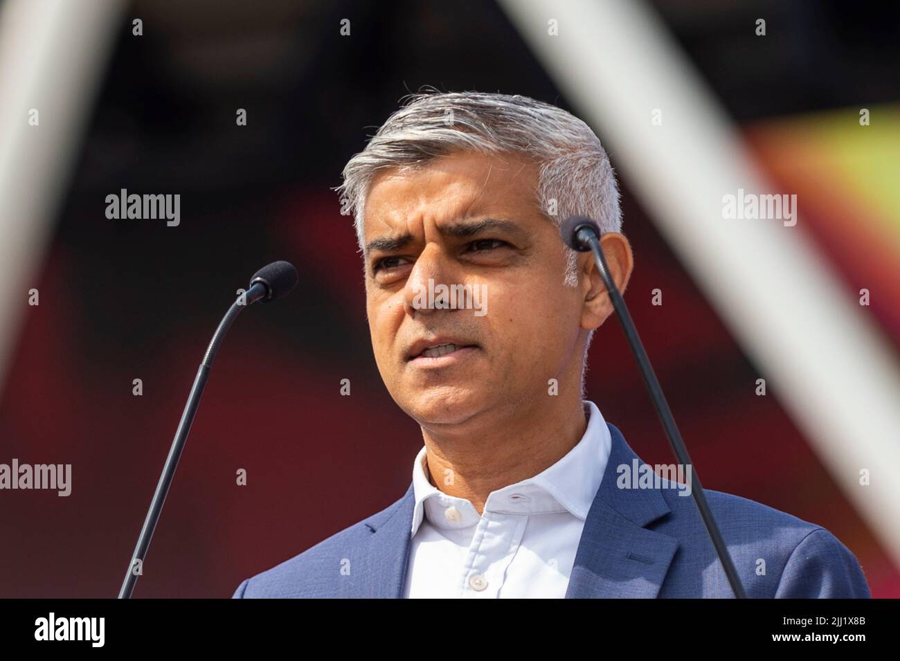 Londra, Regno Unito. 22 luglio 2022. Sadiq Khan, sindaco di Londra, parla all'evento del 10th anniversario che segna esattamente 10 anni dalla cerimonia di apertura delle Olimpiadi del 2012. Atleti, politici, artisti, creatori di giochi e rappresentanti di tutto il mondo sportivo e benefico si riuniscono fuori dallo stadio di Londra per guardare indietro al 2012 e in vista della continua eredità dei Giochi. Credit: Stephen Chung / Alamy Live News Foto Stock