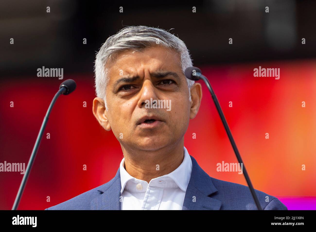 Londra, Regno Unito. 22 luglio 2022. Sadiq Khan, sindaco di Londra, parla all'evento del 10th anniversario che segna esattamente 10 anni dalla cerimonia di apertura delle Olimpiadi del 2012. Atleti, politici, artisti, creatori di giochi e rappresentanti di tutto il mondo sportivo e benefico si riuniscono fuori dallo stadio di Londra per guardare indietro al 2012 e in vista della continua eredità dei Giochi. Credit: Stephen Chung / Alamy Live News Foto Stock