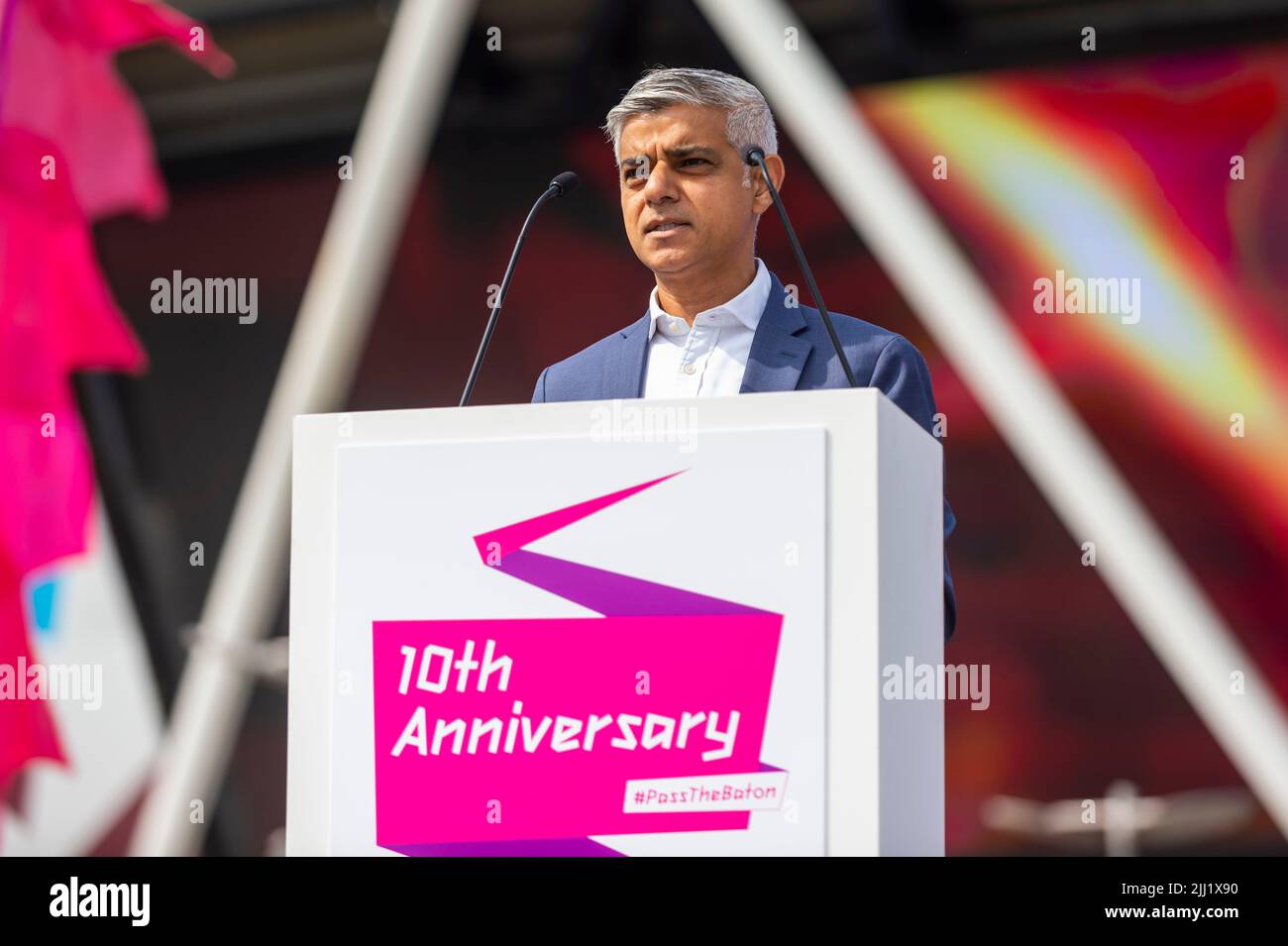 Londra, Regno Unito. 22 luglio 2022. Sadiq Khan, sindaco di Londra, parla all'evento del 10th anniversario che segna esattamente 10 anni dalla cerimonia di apertura delle Olimpiadi del 2012. Atleti, politici, artisti, creatori di giochi e rappresentanti di tutto il mondo sportivo e benefico si riuniscono fuori dallo stadio di Londra per guardare indietro al 2012 e in vista della continua eredità dei Giochi. Credit: Stephen Chung / Alamy Live News Foto Stock