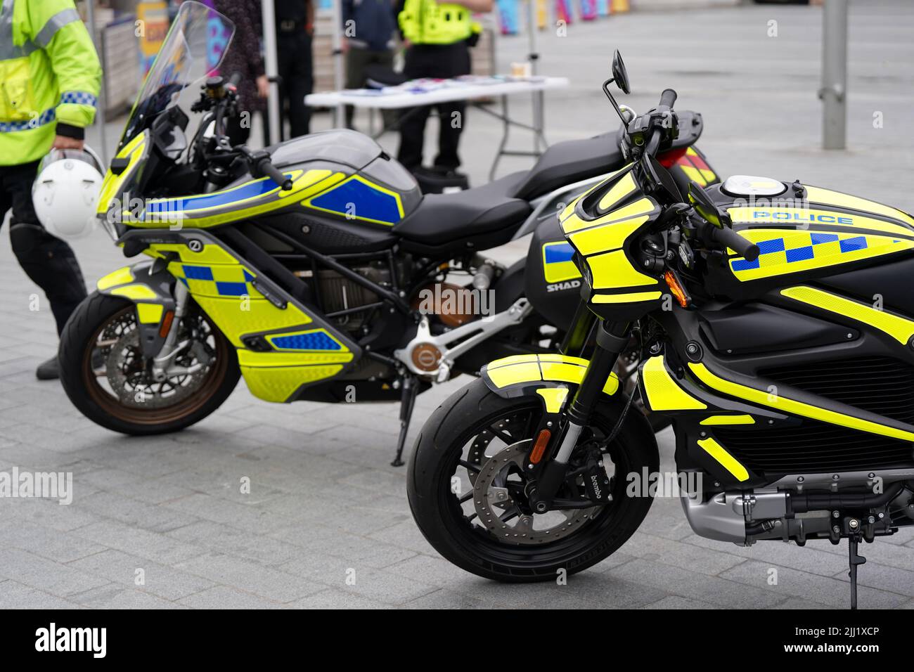 Una moto tutta elettrica Harley Davidson 'Livewire' dalla stazione di New Street, Birmingham, davanti ai giochi del commonwealth (CWG). L'accattivante Harleys, prestata dal produttore di motociclette Harley Davidson e abbellita nella livrea della polizia, sarà utilizzata dall'unità di traffico CWG per accompagnare i VIP in tutta sicurezza durante le due settimane di spettacolo sportivo. Data foto: Venerdì 22 luglio 2022. Foto Stock