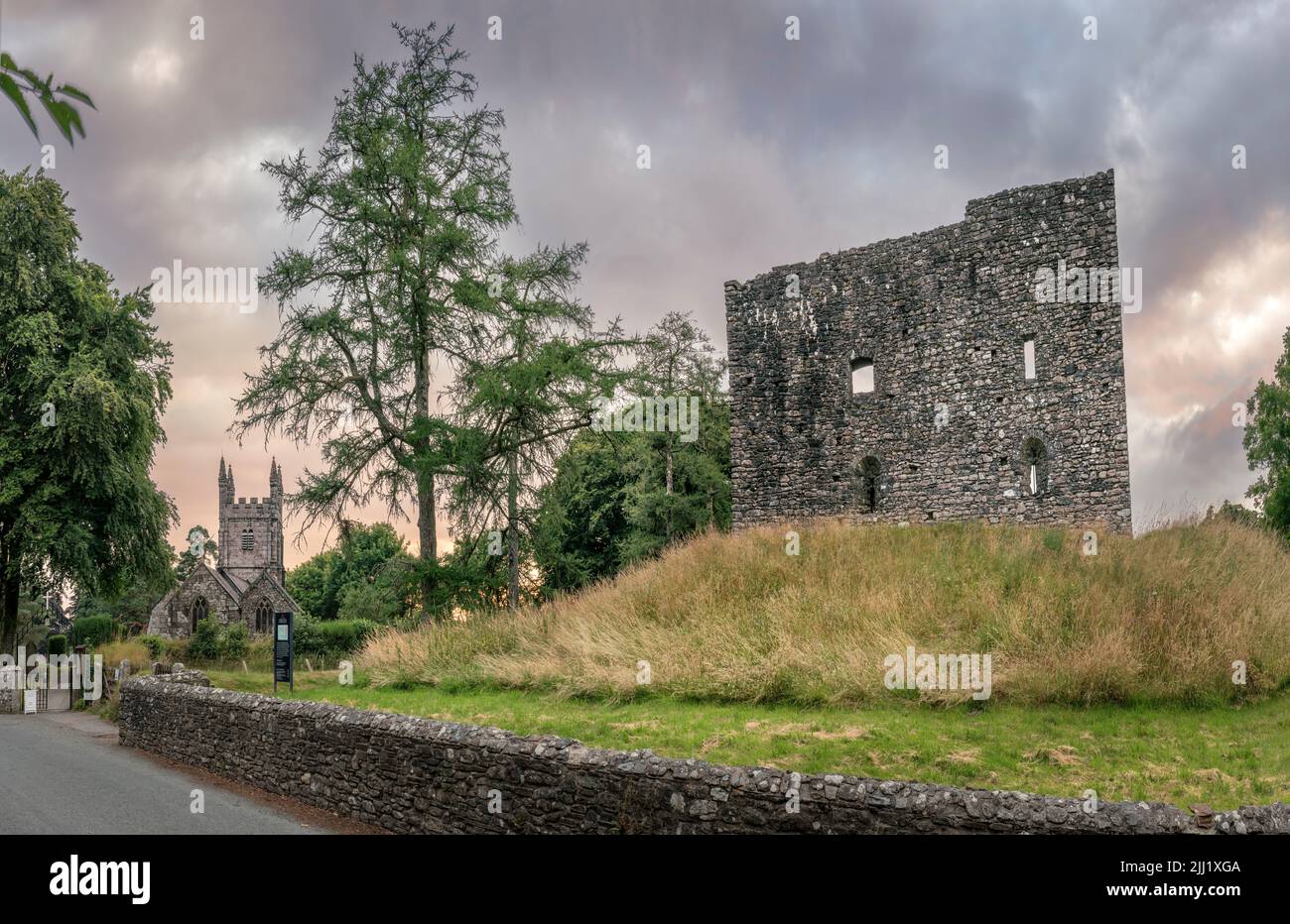 Il Castello e la Chiesa a Lydford in Devon. Il pittoresco villaggio è nascosto ai margini del Parco Nazionale di Dartmoor, tra Tavistock e Okehamp Foto Stock
