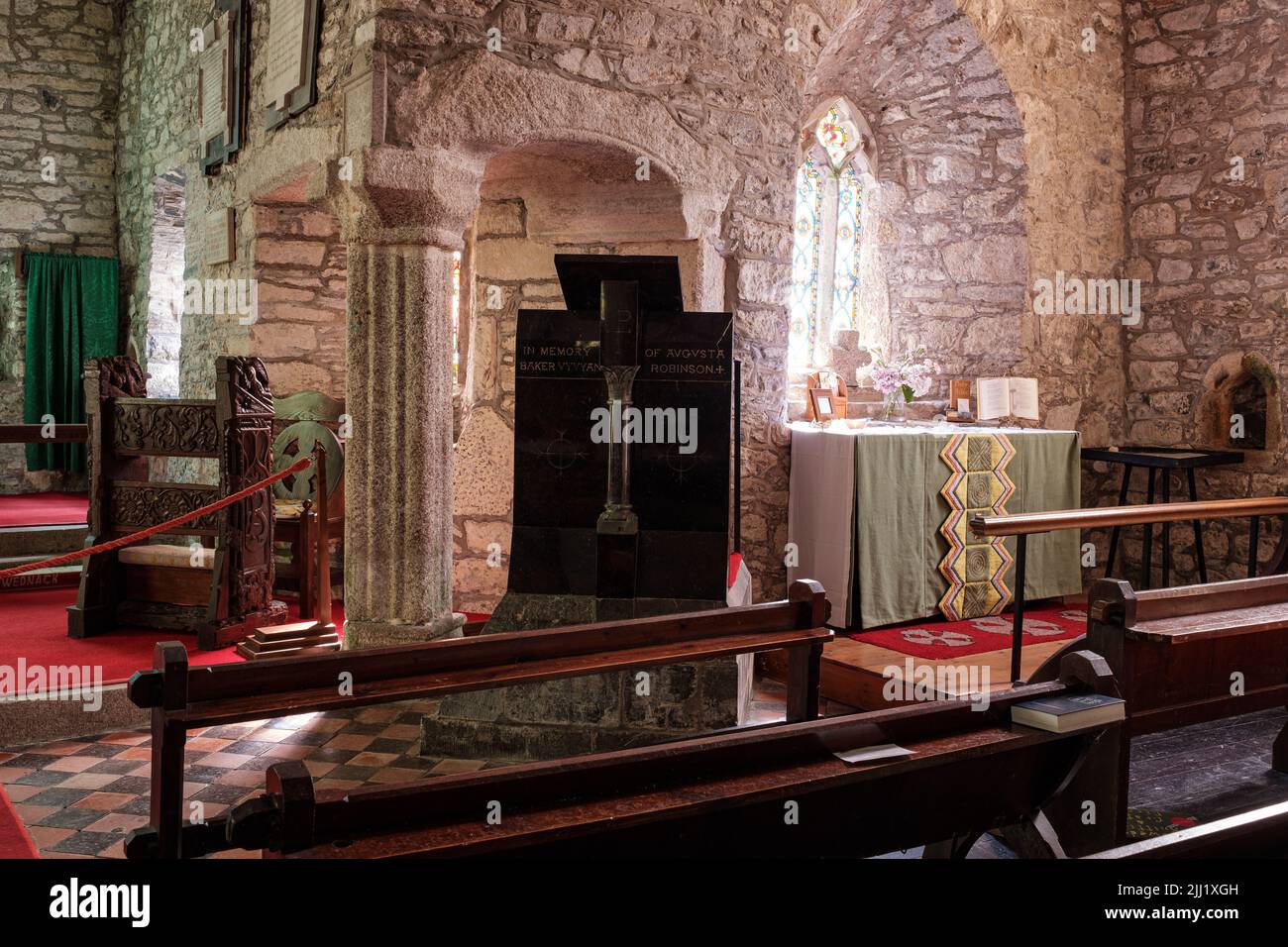 Interno della chiesa di St Wynwallow (St Winwalaus). La chiesa, la più meridionale dell'Inghilterra, risale al 12th secolo ed è classificata come Grade 1. Foto Stock