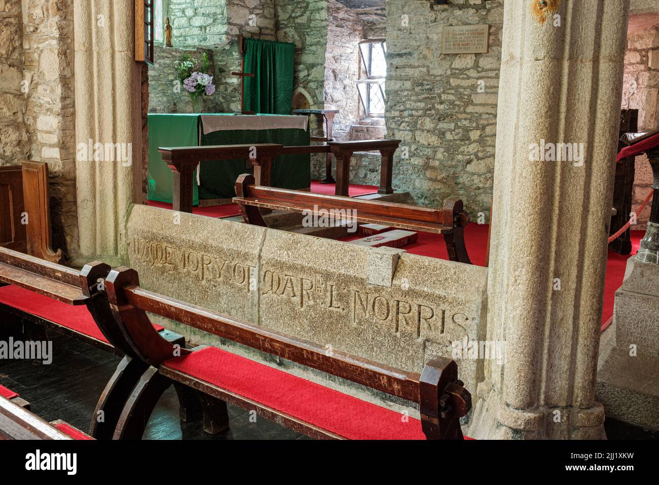 Interno della chiesa di St Wynwallow (St Winwalaus). La chiesa, la più meridionale dell'Inghilterra, risale al 12th secolo ed è classificata come Grade 1. Foto Stock