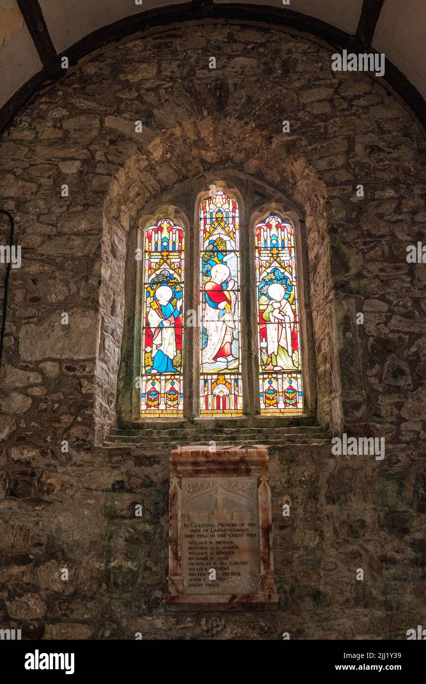 Interno della chiesa di St Wynwallow (St Winwalaus). La chiesa, la più meridionale dell'Inghilterra, risale al 12th secolo ed è classificata come Grade 1. Foto Stock