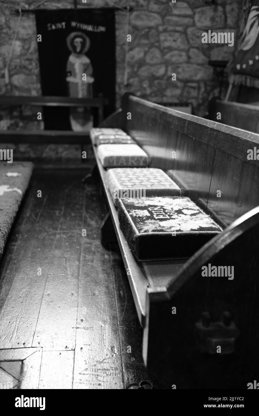 Interno della chiesa di St Wynwallow (St Winwalaus). La chiesa, la più meridionale dell'Inghilterra, risale al 12th secolo ed è classificata come Grade 1. Foto Stock