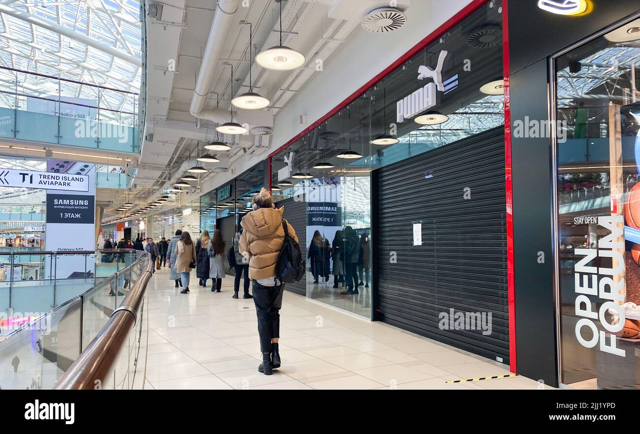 Mosca, Russia, marzo 2022: Il negozio Puma sospende il lavoro in Russia. I negozi di marca nel centro commerciale sono chiusi. Foto Stock