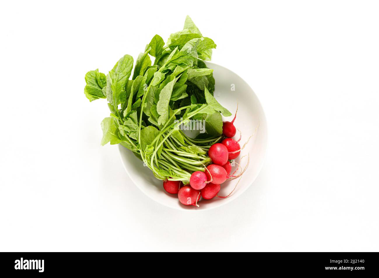 Mazzo di rafano fresco e biologico con verdure di rafano Foto Stock