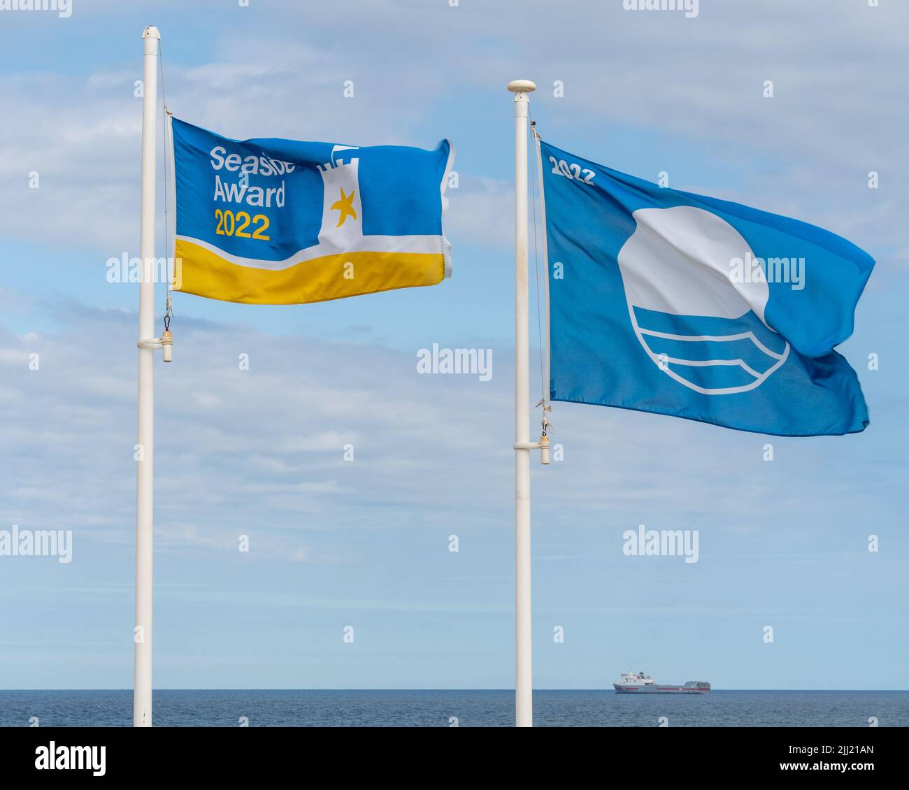 Aste da bandiera sul lungomare Whitley Bay, North Tyneside, UK Beach's Seaside Award e Blue Flag per il 2022. Foto Stock