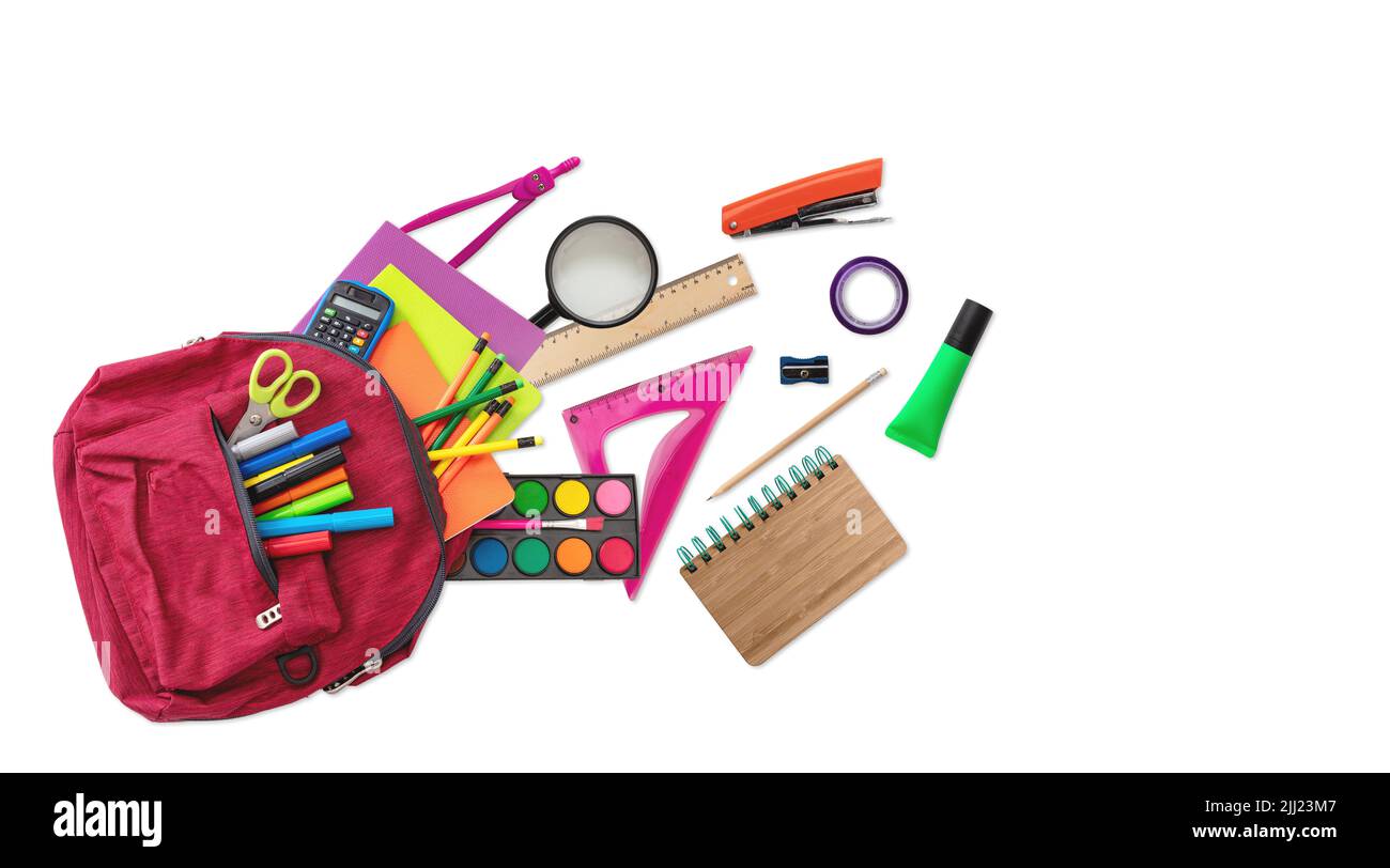 Torna a scuola. Le forniture scolastiche sono in uno zaino per studenti isolato su sfondo bianco, vista dall'alto, spazio di copia. Foto Stock