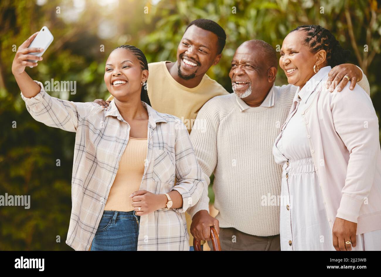 Selfie con il mio in-laws. Una donna che prende un selfie con il suo socio ed i suoi genitori. Foto Stock