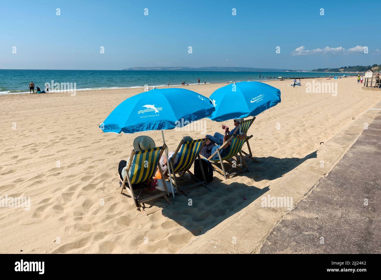 Bournemouth, Dorset, Regno Unito - Luglio 11 2018: Persone che si rilassano e prendono il sole in una calda giornata estiva a Bournemouth Beach a Dorset, Inghilterra, Regno Unito Foto Stock