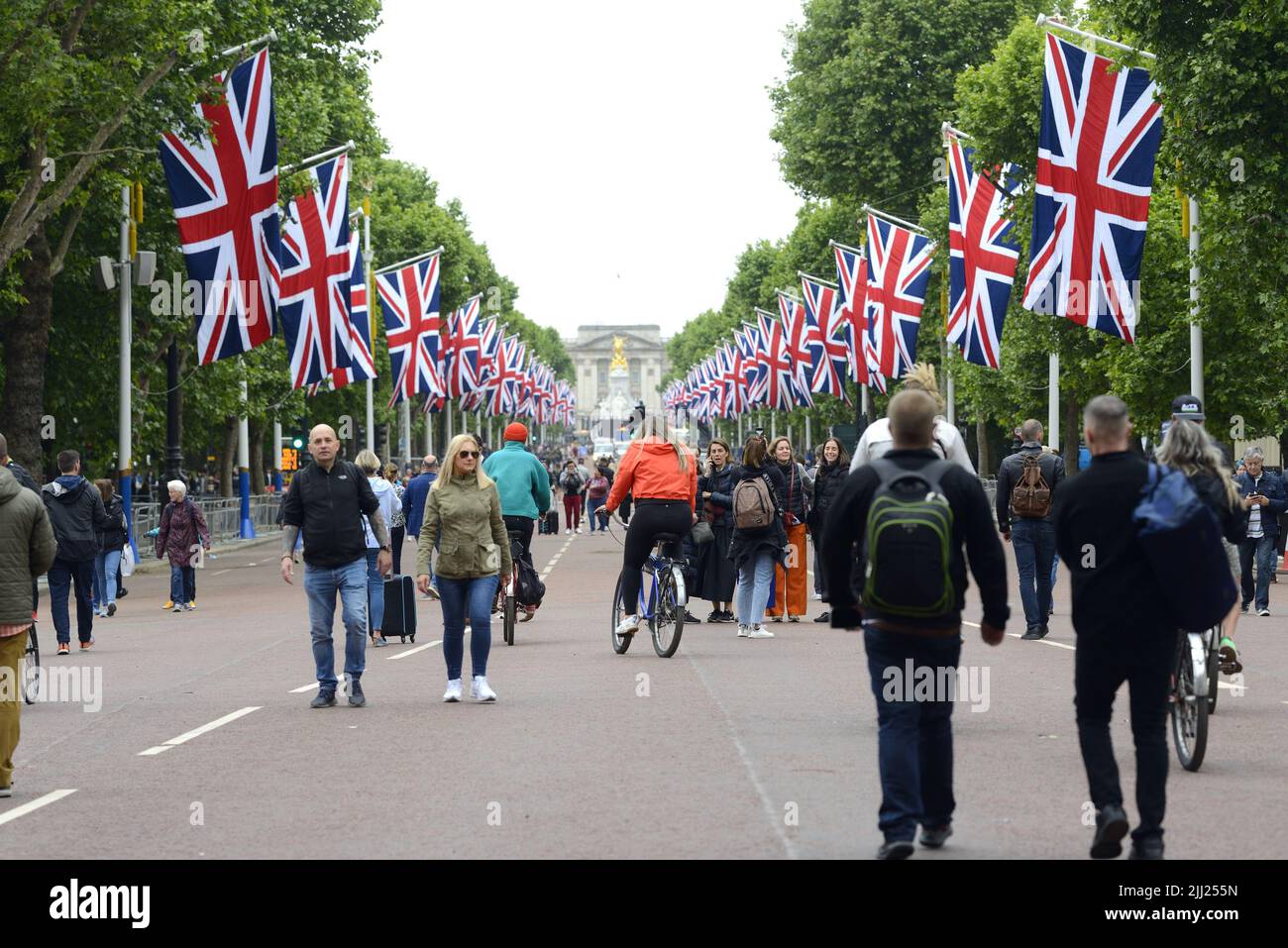 Londra, Inghilterra, Regno Unito. People in the Mall mentre è chiuso al traffico prima delle celebrazioni del Giubileo del platino della Regina, 30th maggio 2022 Foto Stock