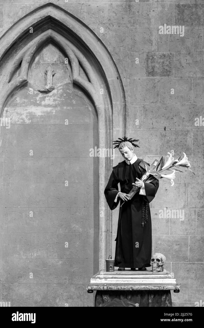 Foto in bianco e nero della statua del sacerdote cattolico all'interno dell'antica chiesa di Napoli Foto Stock