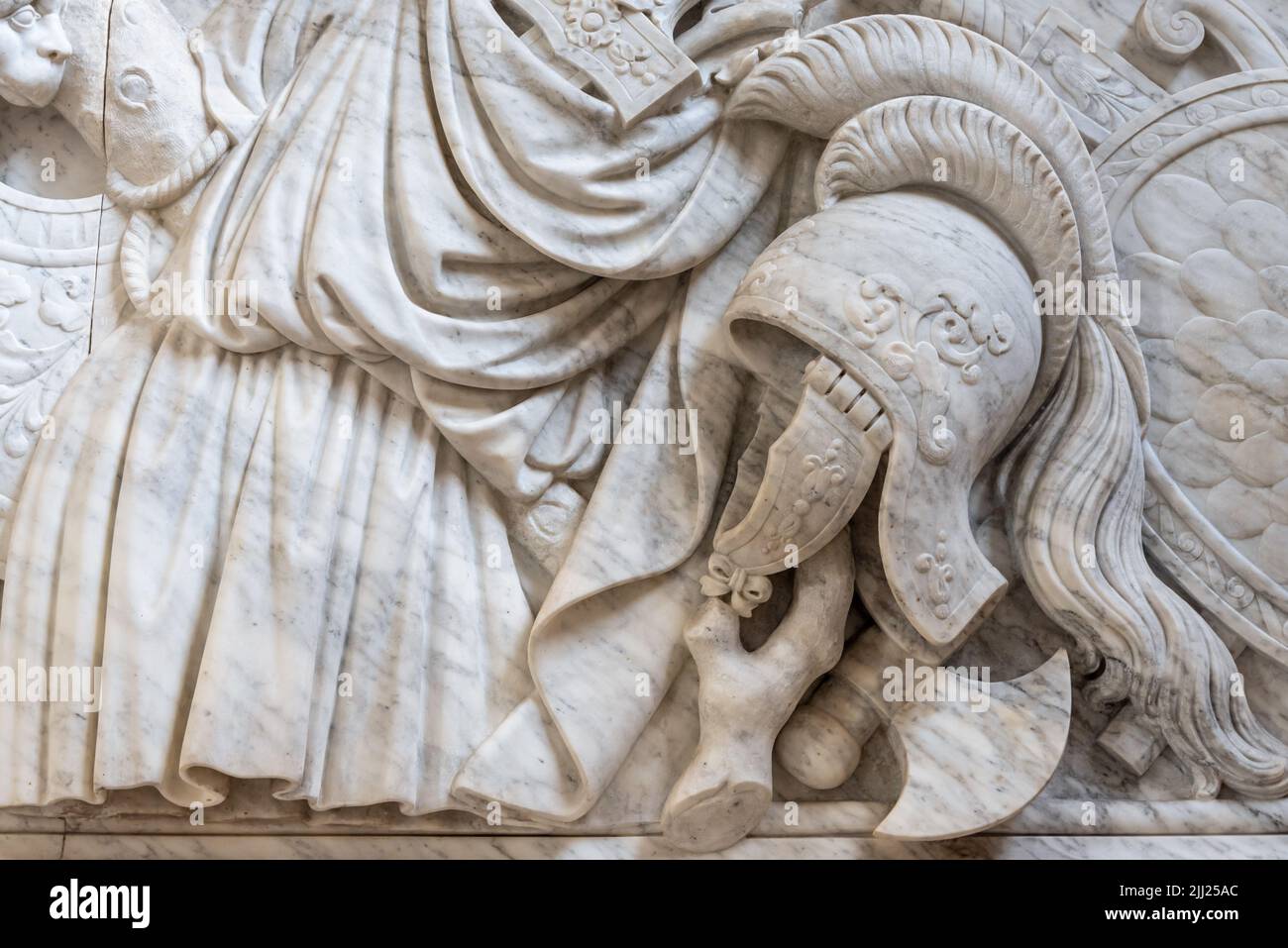 Antico casco romano scolpito su pareti decorative in marmo Foto Stock
