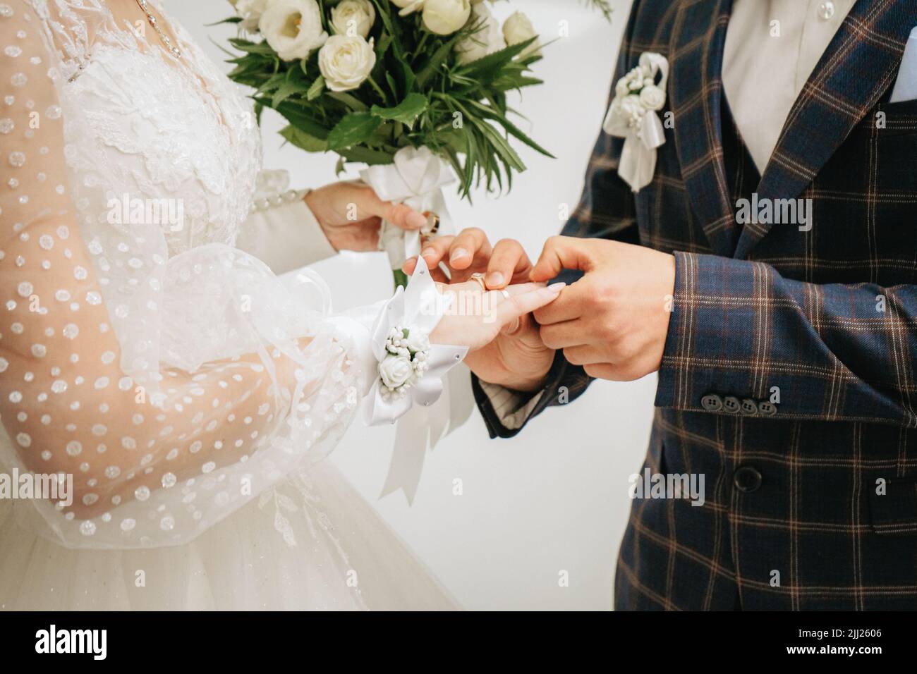 Cerimonia festiva di nozze, scambio di anelli di nozze. Foto Stock