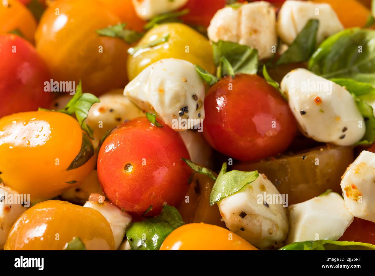 Salad caprese casereccia sana con mozzarella e basilico Foto Stock