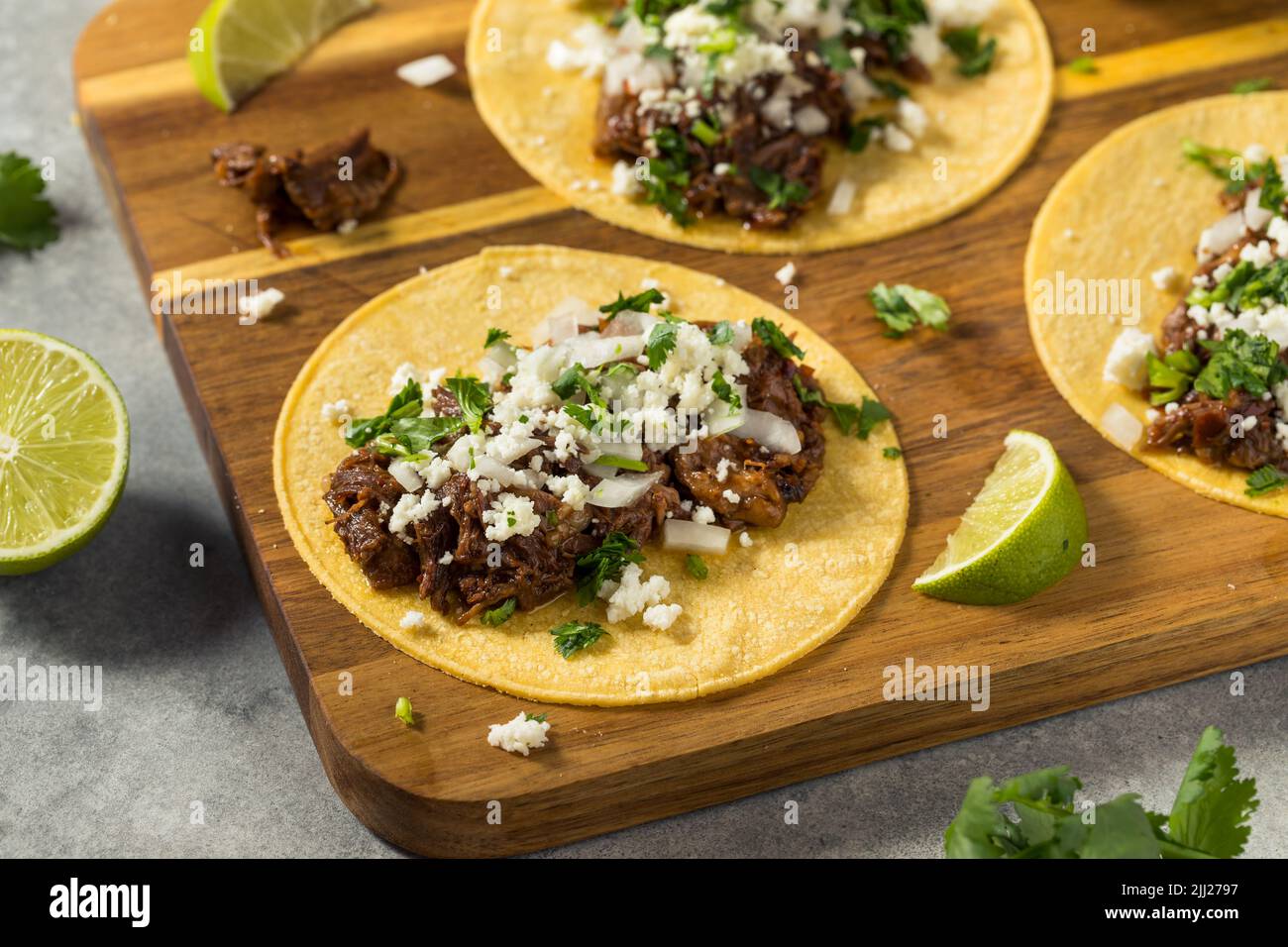 Tacos di manzo macinato messicano fatto in casa con cipolla e formaggio Foto Stock