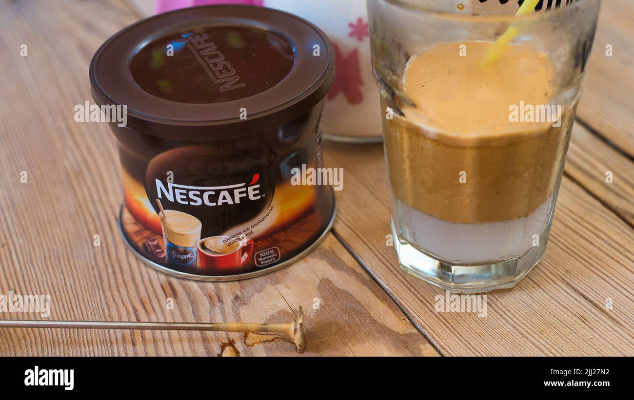 IL caffè NESCAFE FRAPPE è il massimo del caffè ghiacciato. Con un gusto ricco e meraviglioso, accompagna ogni momento estivo, riempiendoci di freschezza Foto Stock