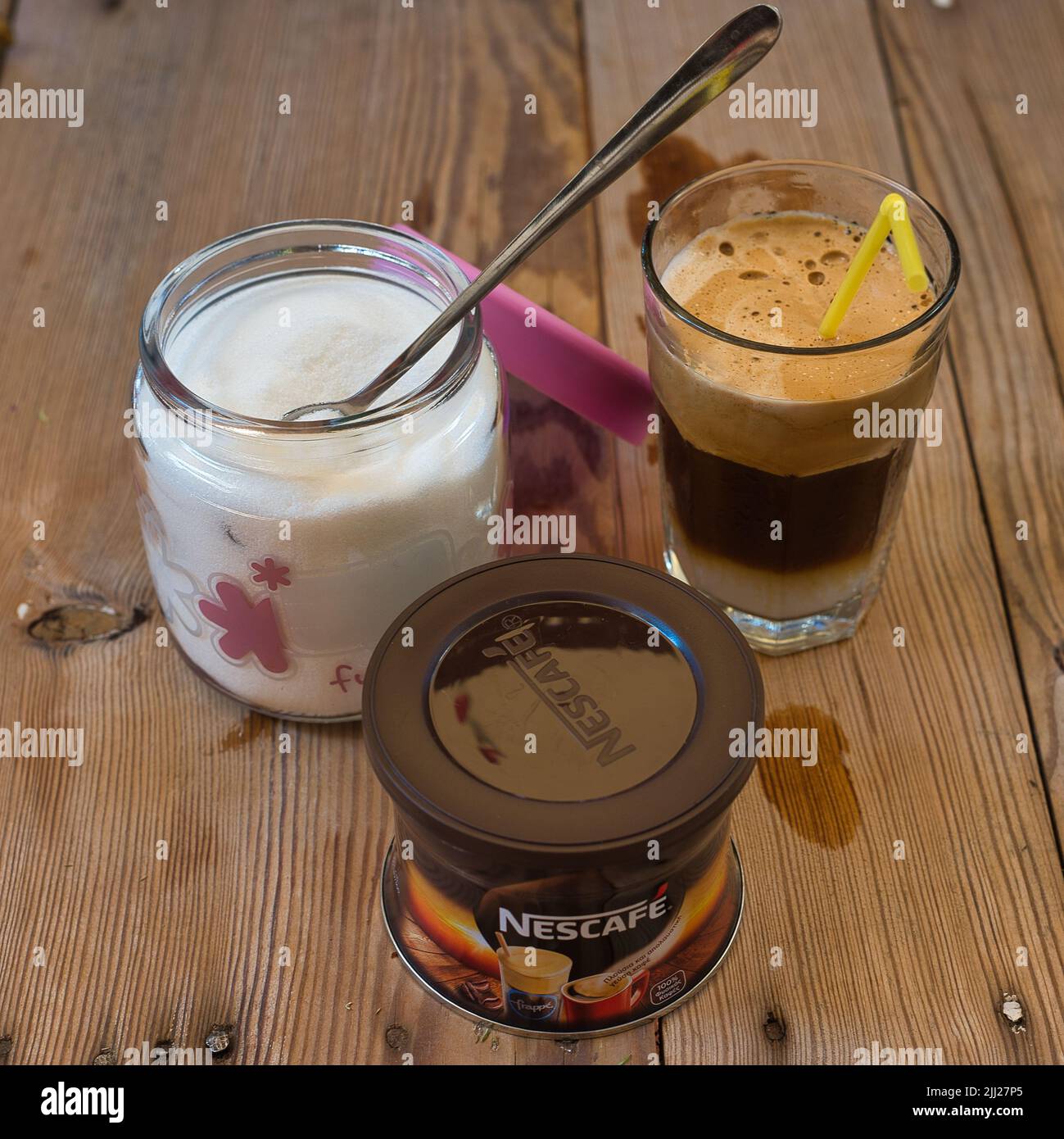 IL caffè NESCAFE FRAPPE è il massimo del caffè ghiacciato. Con un gusto ricco e meraviglioso, accompagna ogni momento estivo, riempiendoci di freschezza Foto Stock