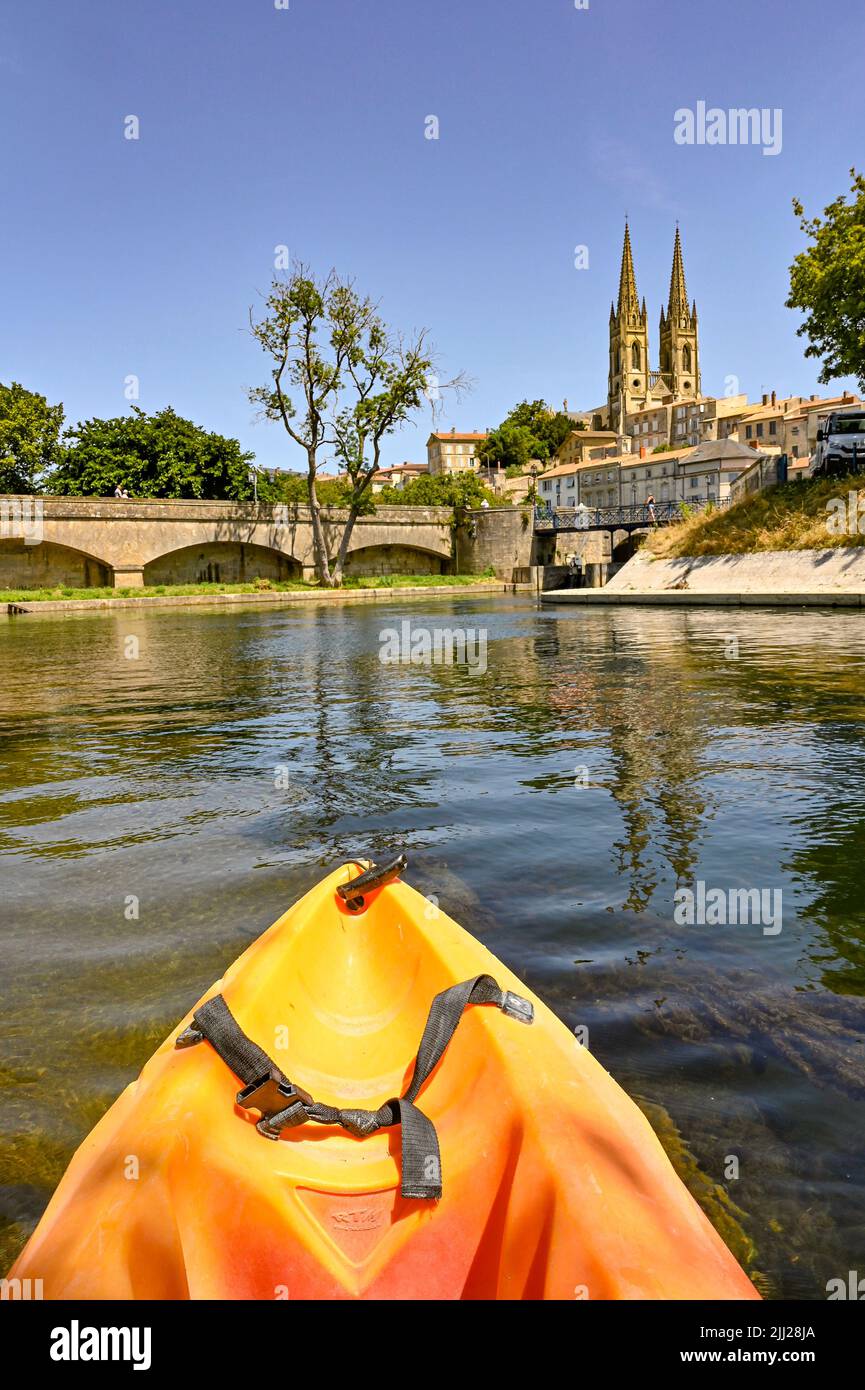 A Niort, un'esperienza turistica unica è una gita in canoa o kayak sul Sèvre Niortaise Foto Stock